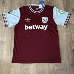 Umbro Men's Burgundy and Red T-shirt - Image 2