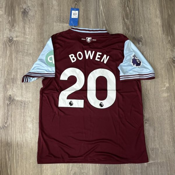 Umbro Men's Burgundy and Red T-shirt