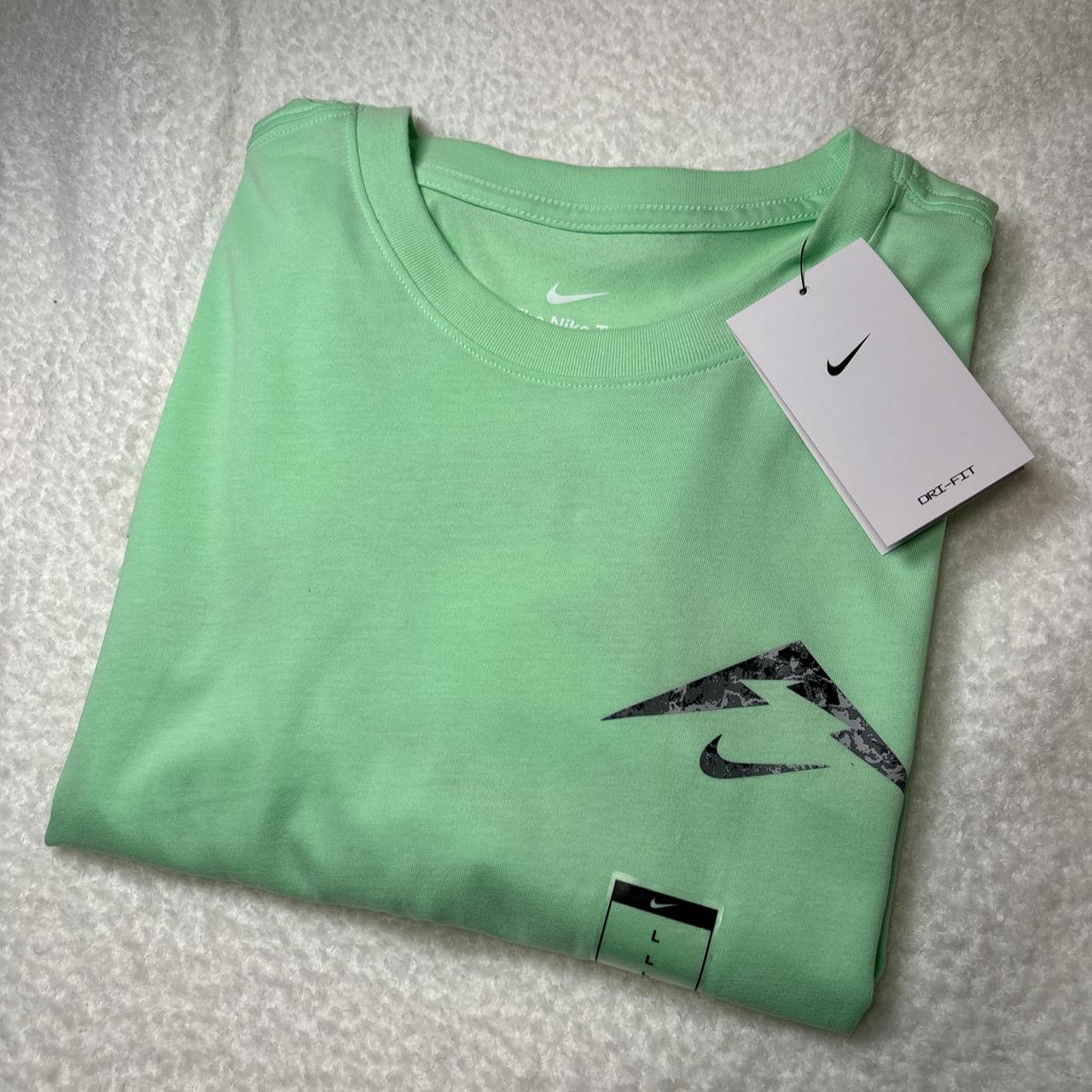 P0 Nike Men's Green T-shirt - Image 1
